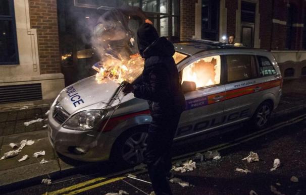 Los disturbios terminaron con un coche de policía ardiendo en las calles de Londres