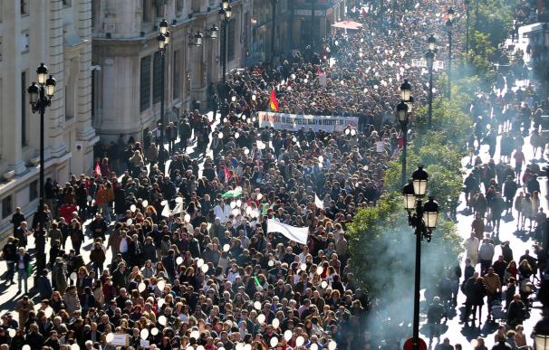 Miles de personas se manifiestan en Sevilla por una sanidad pública "universal y de calidad"