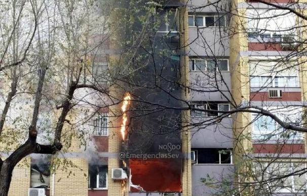 Tres niños y tres bomberos, entre los heridos en el incendio de una vivienda de Triana
