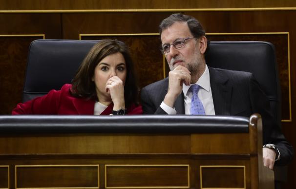 Rajoy, con Sáenz de Santamaría, en el Congreso.