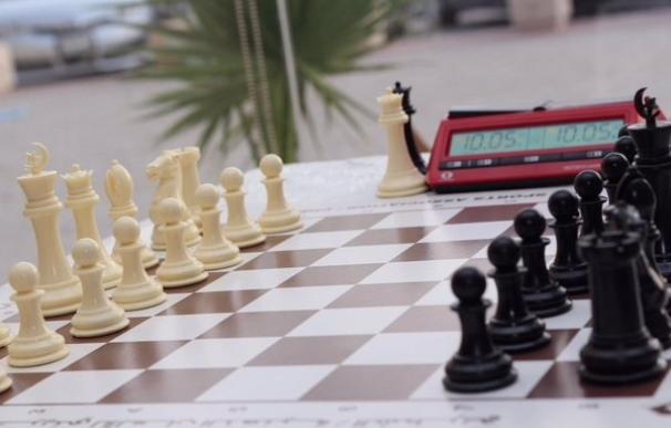 El principal clérigo saudí emite una fatua contra el ajedrez, el "juego de Satán"