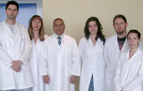 El equipo autor del estudio, con el doctor Khan en el centro