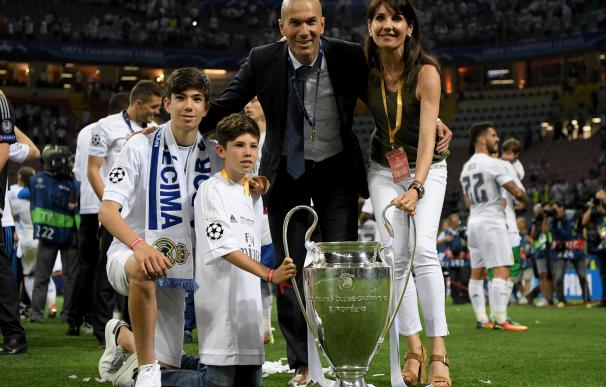 Zidane posa junto a su familia con la Undécima Champions League blanca.