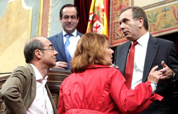 Alonso y cinco diputados socialistas, "con la puerta en las narices"