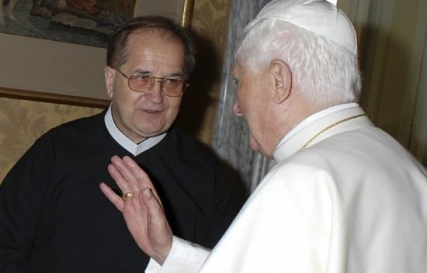 El Papa Benedicto XVI bendice al sacerdote polaco Rydzyk | GlobalPost
