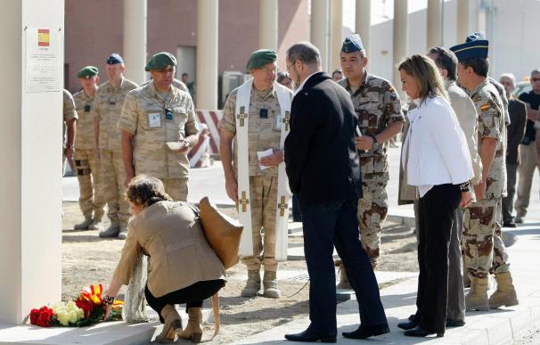 La ministra española de Defensa homenajea a las víctimas del Yak-42 a su llegada a Afganistán
