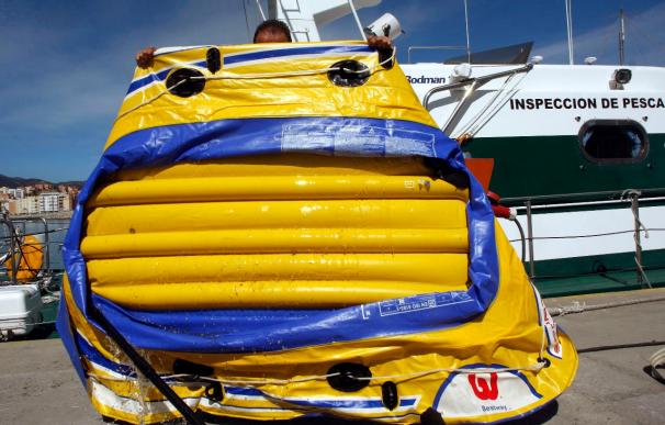 Un ferry rescata cerca de Tarifa a seis marroquíes en una lancha de juguete