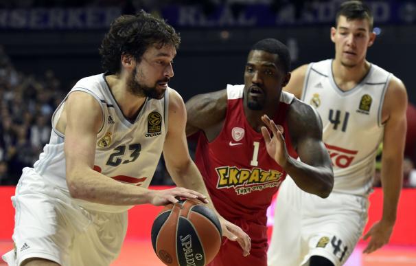 Real Madrid's guard Sergio Llull (L) vies with Oly