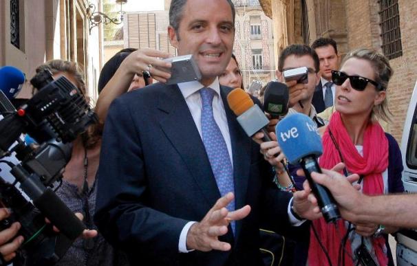 Camps elude hablar de dimisiones y dice que a quien se la pediría es a Zapatero