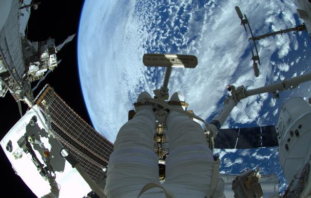 Un astronauta alemán en una plataforma de la Estación Espacial Internacional (ISS)