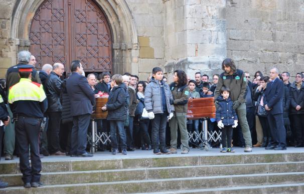 Puigdemont asiste en Lleida al abarrotado funeral de los dos agentes rurales asesinados