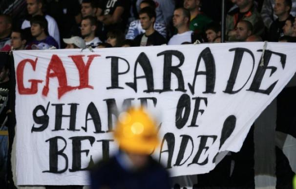 Asistentes a un partido de fútbol en Serbia muestran una pancarta de amenazas contra el colectivo homosexual en Belgrado | GlobalPost