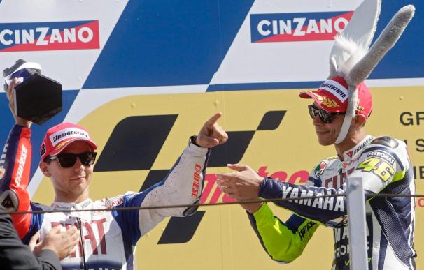 Rossi y Lorenzo reanudan su lucha en Portugal tras un mes de parón