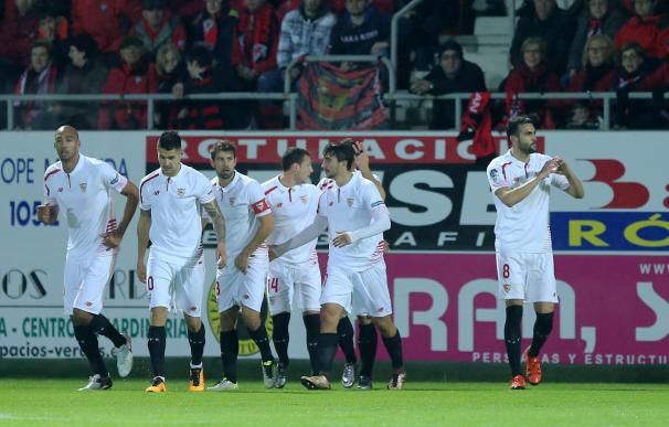 Sevilla's midfielder Vicente Iborra (R) celebrates