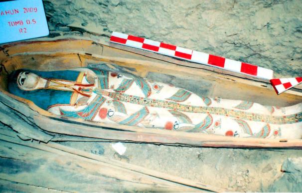 El Museo Metropolitano de EEUU devuelve a Egipto parte de un sarcófago faraónico