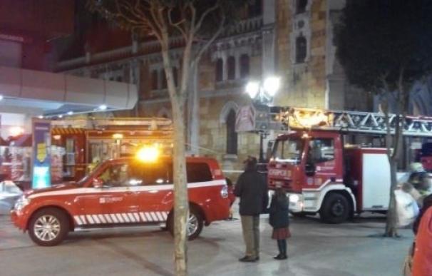 Bomberos sofocan un incendio en un piso del centro de Oviedo