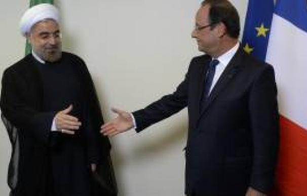 Los presidentes Rohani y Hollande se saludan en París / AFP