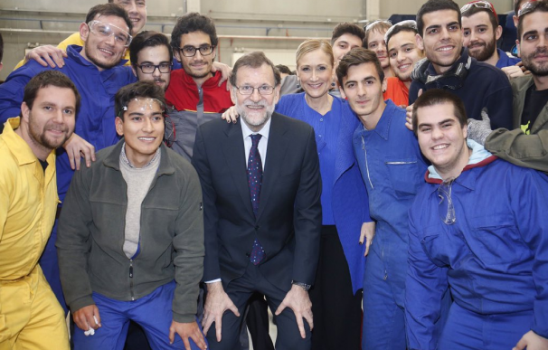 Fotografía que ha publicado Cifuentes en Twitter con Rajoy en su visita a un centro de formación profesional
