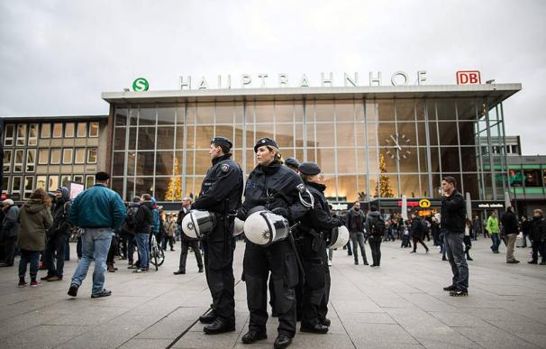 Policías en las inmediaciones de la principal estación de tren de Colonia. AFP