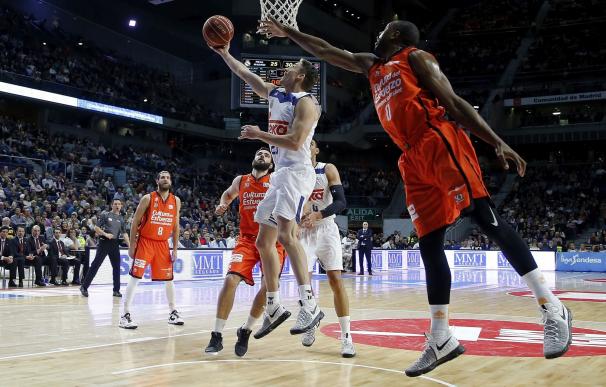 El Madrid reacciona y tumba al Valencia Basket