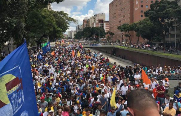 Los ciudadanos en la marcha de este lunes en Caracas.