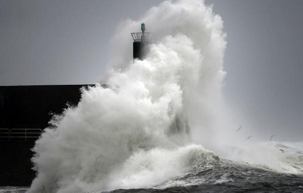 Grandes olas rompen en el puerto de A Guarda, este sábado 9 de enero de 2016. (AFP/ MIGUEL RIOPA)