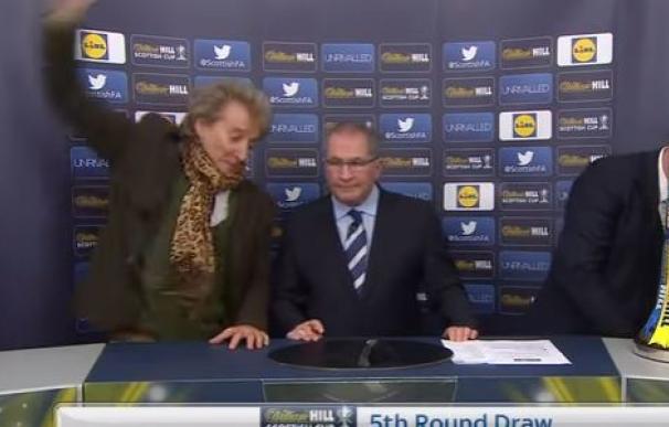 Un 'feliz' Rod Stewart protagoniza el sorteo de Copa en Escocia: ¿está ebrio?