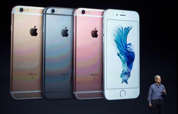Apple CEO Tim Cook introduces the iPhone 6s during