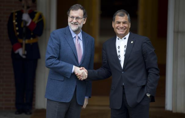 Rajoy pasa revista a la actualidad latinoamericana con el presidente Correa