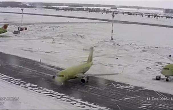 La habilidad del piloto evita la tragedia de un avión al aterrizar en una pista helada