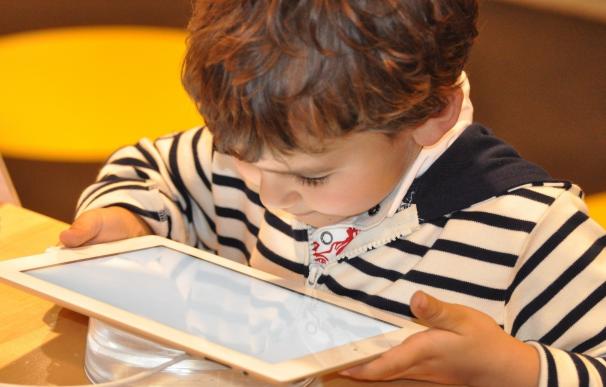 Uno de cada diez padres no supervisa qué hace su hijo en Internet, pese a estar 'preocupados' por ello