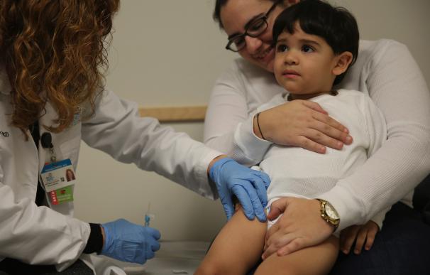 Un niño es vacunado. GettyImages