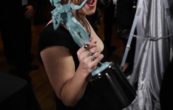 Winona Ryder hace cosas extrañas en la recogida de premios de 'Stranger Things'