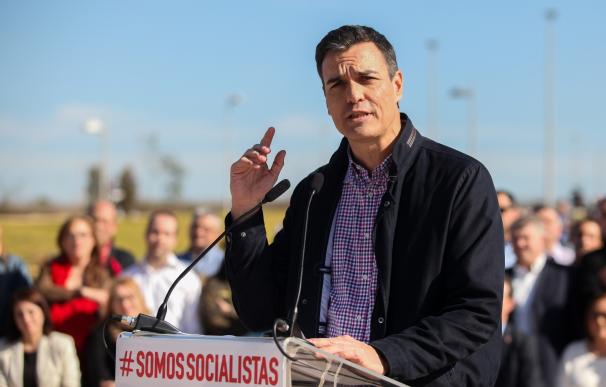 Pedro Sánchez se apoyará en las plataformas de críticos y militantes en su carrera, ante la falta de respaldo orgánico
