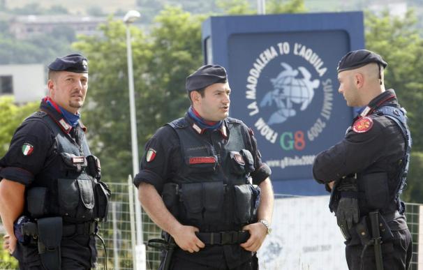 Dos heridos en la explosión de una bomba ante un cuartel del ejército en Milán