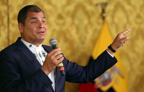 Presidente de Ecuador pregunta dónde se pueden quejar los políticos "ante una prensa deshonesta"
