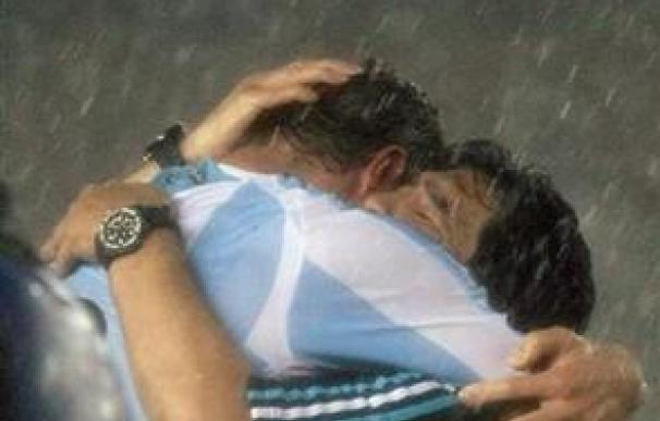 Argentina vence agónicamente a Perú y se la jugará con Uruguay