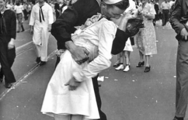 NY se pone romántica: cientos de parejas recrean beso de Times Square