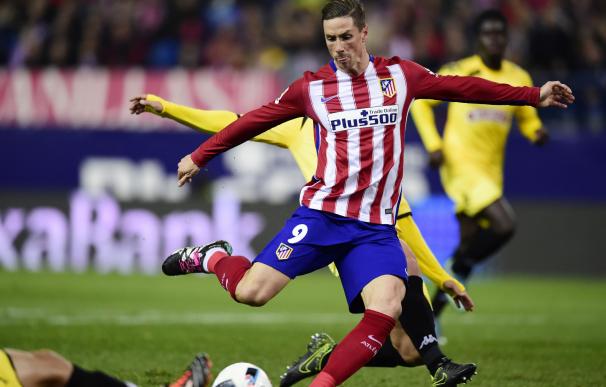 Atletico Madrid's forward Fernando Torres shoots d