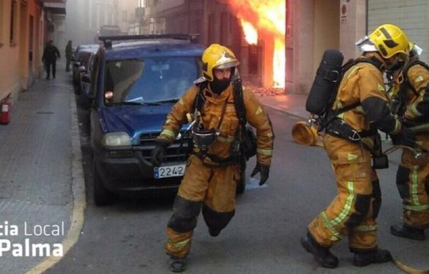 Cinco heridos leves en el incendio de un garaje en Palma