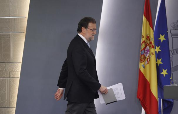 Rajoy ve a Sánchez "capaz" de pactar con Podemos e independentistas pero insiste en defender la gran coalición