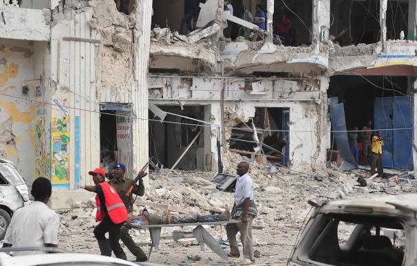 Doble explosión en un hotel de la capital de Somalia: ya hay ocho muertos