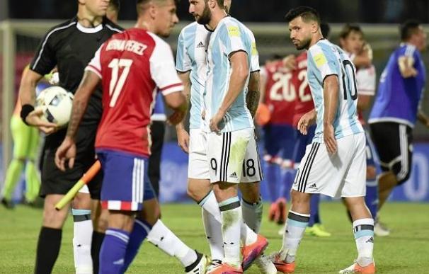 Los futbolistas de Argentina ante Paraguay.