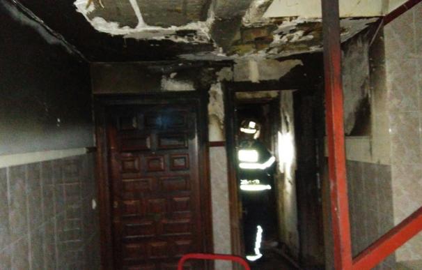 Afectadas ocho personas por inhalación de humo y evacuado un edificio por un incendio en Jerez