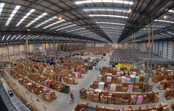 Un almacén de Amazon preparándose para el Cyber Monday