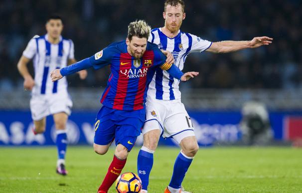Messi y Zurutuza pugnan por un balón.