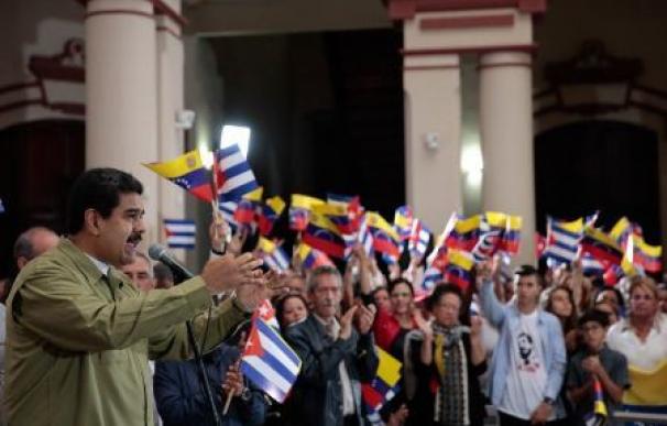 Maduro rinde homenaje a Fidel Castro frente a la tumba de Chávez