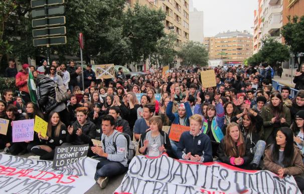 Varios cientos de estudiantes se manifiestan en Badajoz para pedir la derogación de la reválida y de la LOMCE