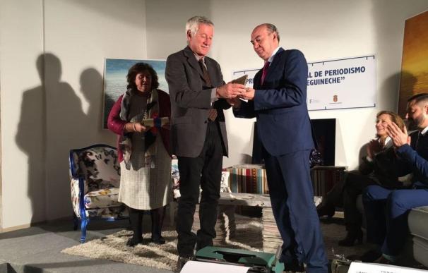 Fidel Fernández recibe el premio 'Cátedra Manu Leguineche'