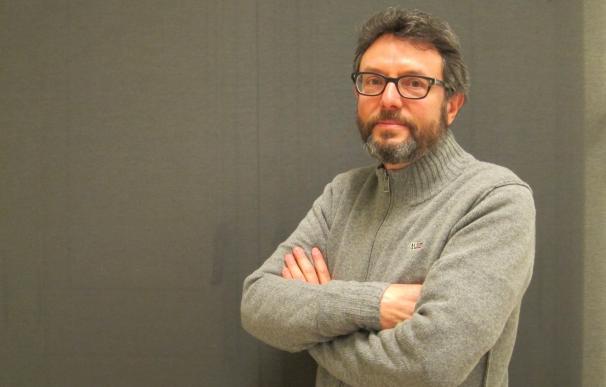 Jaume Puig ahonda en el "sentido de la vida" con la novela filatélica 'El veler magenta'